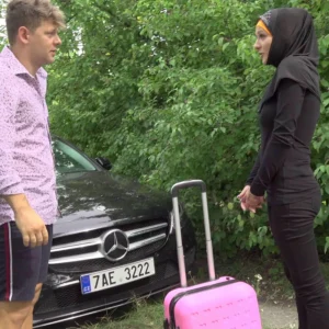 نيك عربي محجبة تعرض فرجها لسائق تاكسي وتمارس الجنس في التاكسي - المحجبة تعرض فرجها