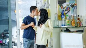 محجبة جامعية تمص زب زميلها في الفصل