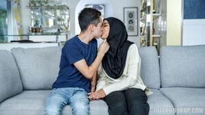 نيك محجبة على مكتب الجامعة