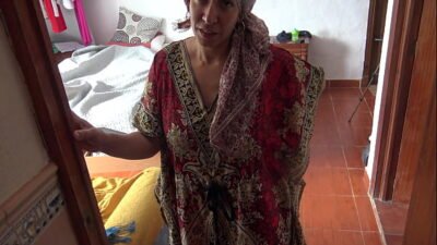 سكس أمريكي شرس يركبها ويملي لبسها الابيض قذف ساخن